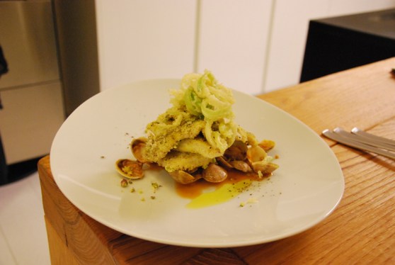 Rombo in crosta di pistacchi di bronte, porro e farina gialla su spadellata di vongole allo zenzero
