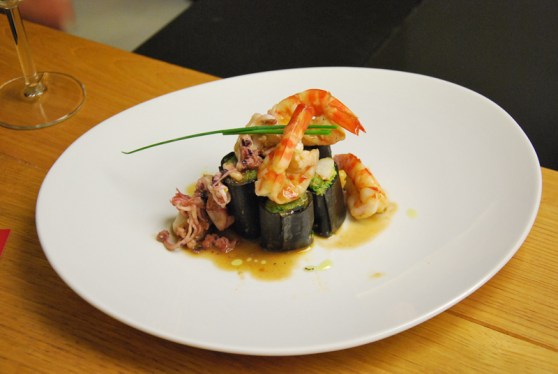 Cannellone di pasta nera con amorini in ristretto di mazzancolle