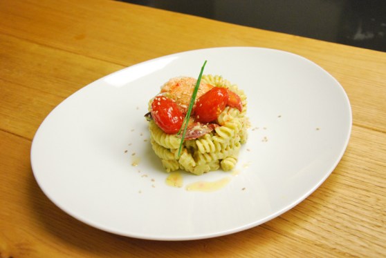 Insalata di fusilli con astice e avocado